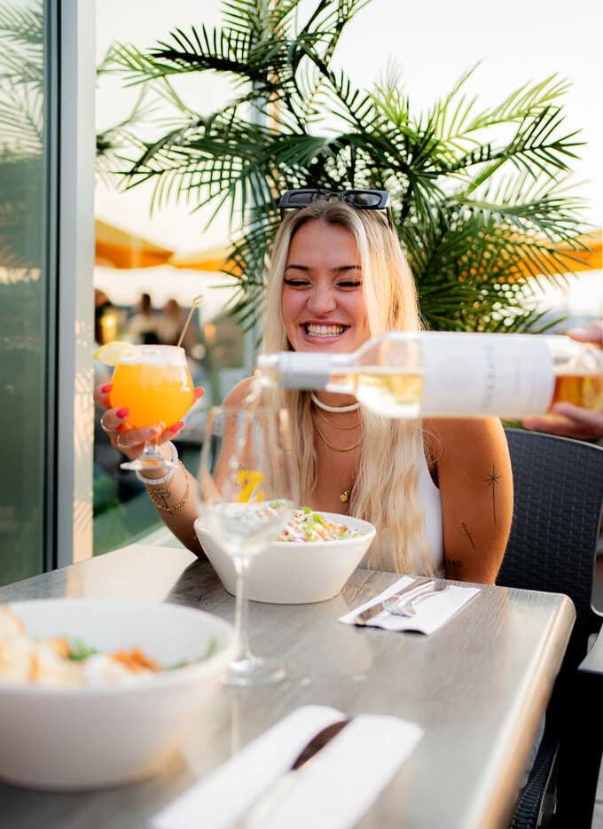 Clients qui trinquent autour d'une table du Balthazar