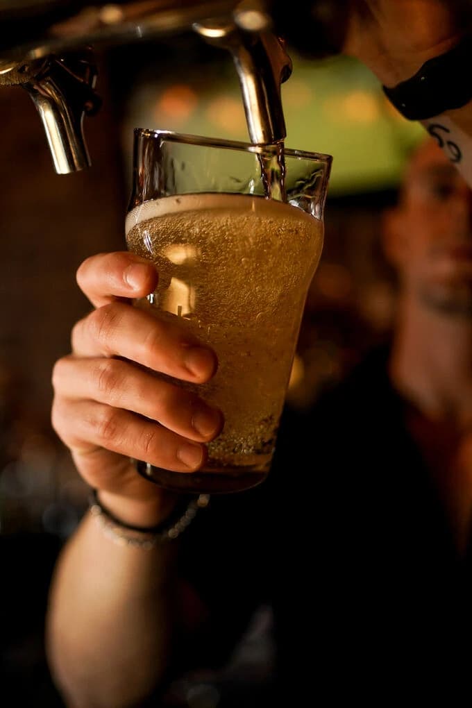 Pinte de bière de microbrasserie québécoise tenue à la main
