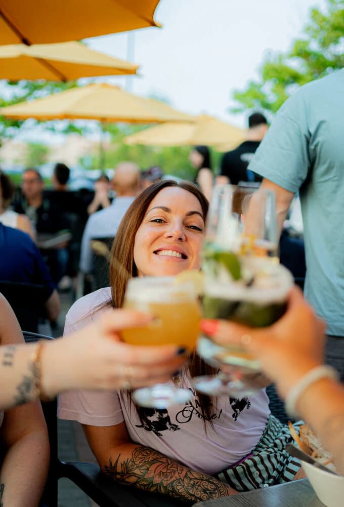 Bières levées sur la terrasse du Balthazar
