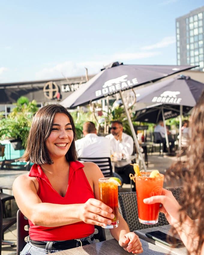 Cocktails levés sur la terrasse du Balthazar