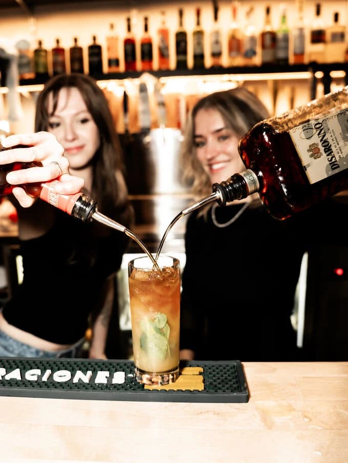 Membre de l'équipe du Balthazar au service du bar